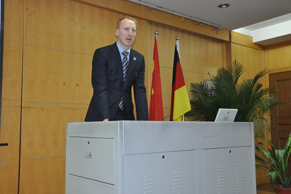 1.中德所德方副所长Peter Leibküchler博士主持报告.JPG 1.中德所德方副所长Peter Leibküchler博士主持报告.JPG