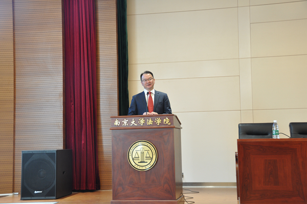 1.李友根教授主持报告.jpg 1.李友根教授主持报告.jpg