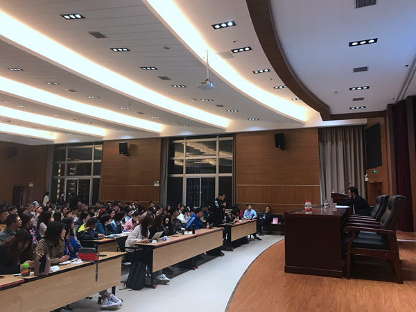 5.张谷教授回答学生提问.jpg 5.张谷教授回答学生提问.jpg